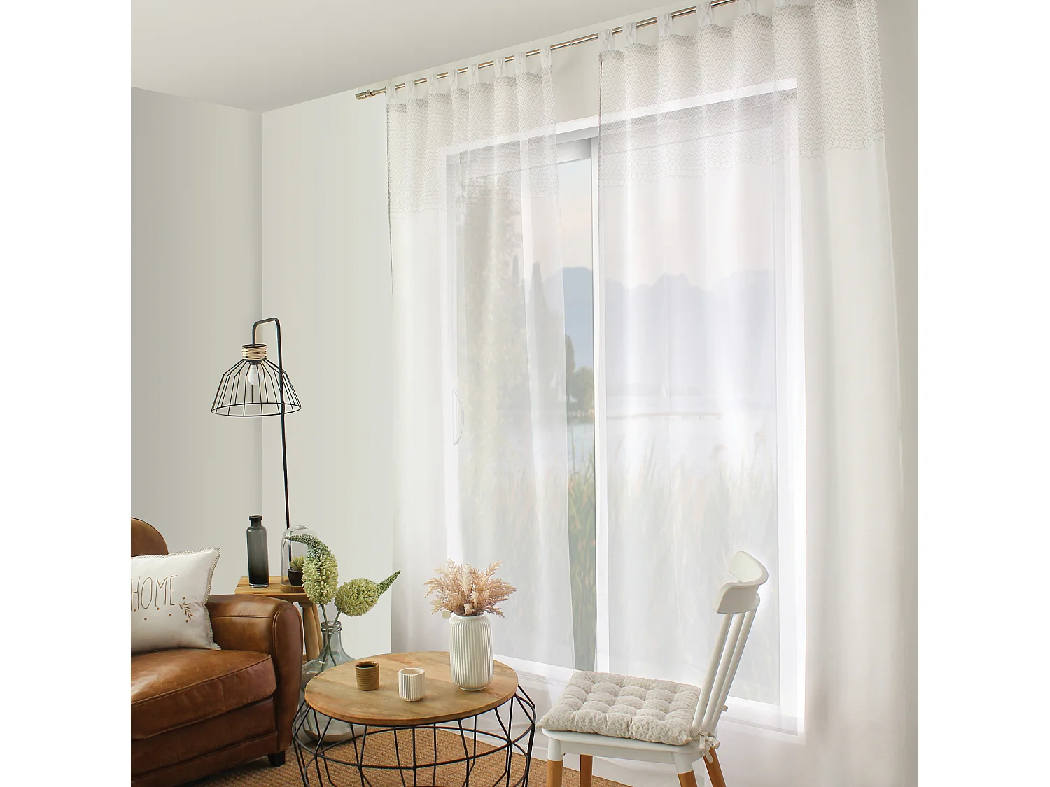 Ösenvorhang mit geometrischen Mustern