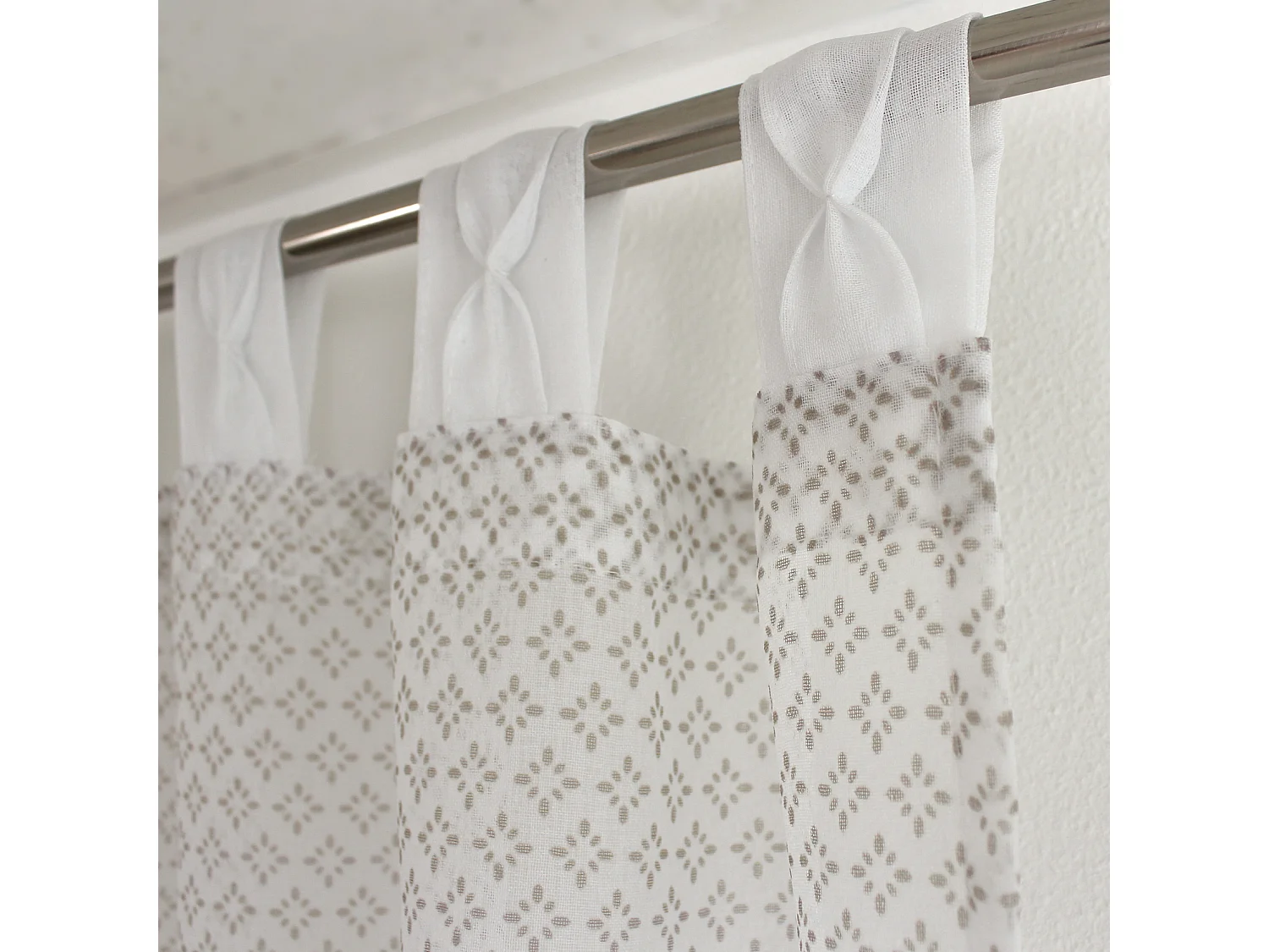 Visillo con ojales estampado de motivos geométricos