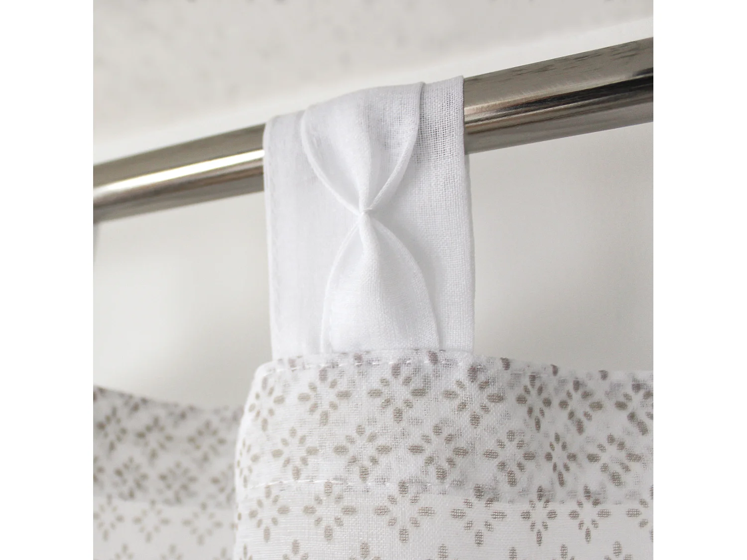 Visillo con ojales estampado de motivos geométricos