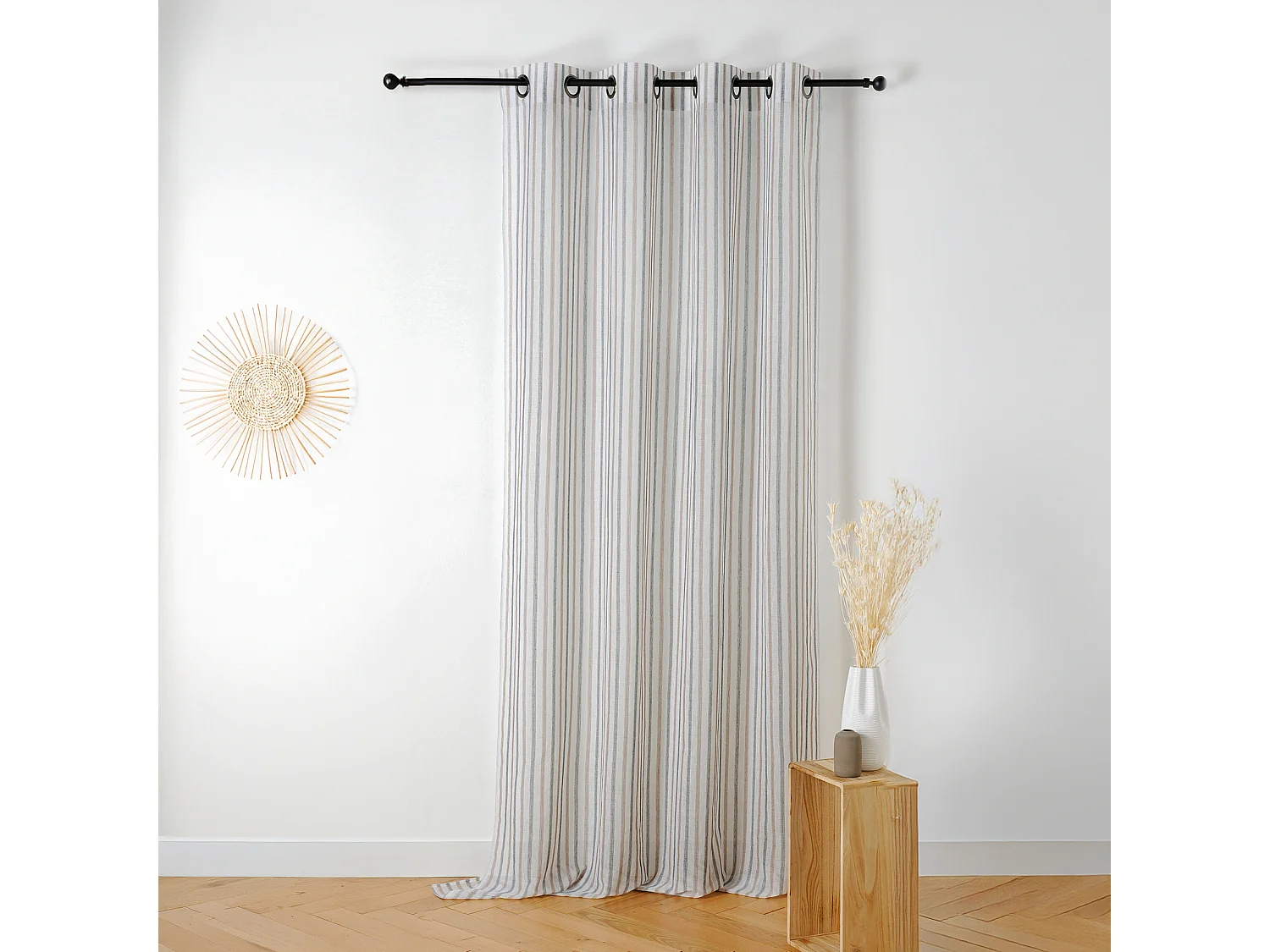 Leicht transparenter und unregelmäßiger Vorhang mit Streifen