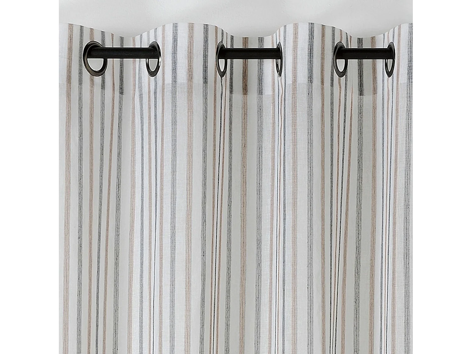 Leicht transparenter und unregelmäßiger Vorhang mit Streifen