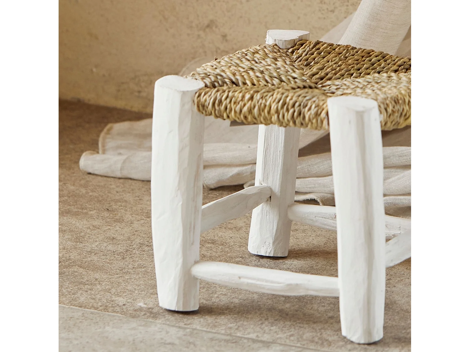 Taburete de madera blanco y fibras de palma 20 x 20 x 20 cm