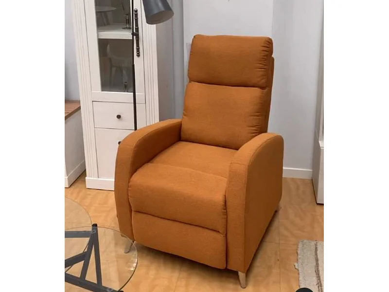 Sillón relax uniplaza de 107x73x93 cm de tela en color mostaza con patas metálicas Moyra