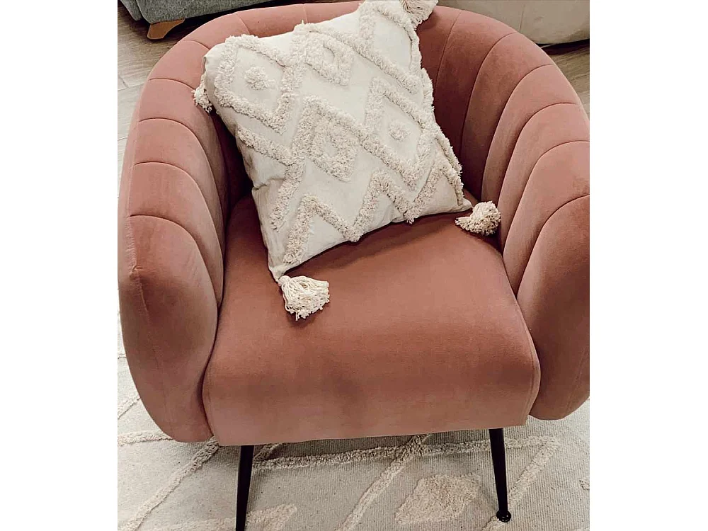 Butaca de 81x75x72 cm de terciopelo en color rosa y con patas metálicas negras Telma