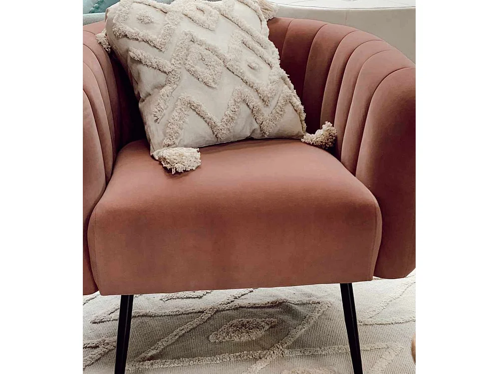 Butaca de 81x75x72 cm de terciopelo en color rosa y con patas metálicas negras Telma