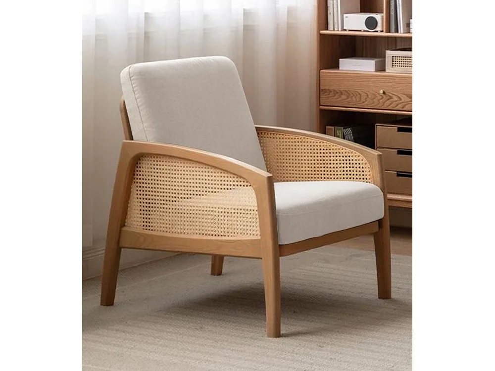 Butaca de de tela en color blanco y estructura de madera y ratán en color beige Cien