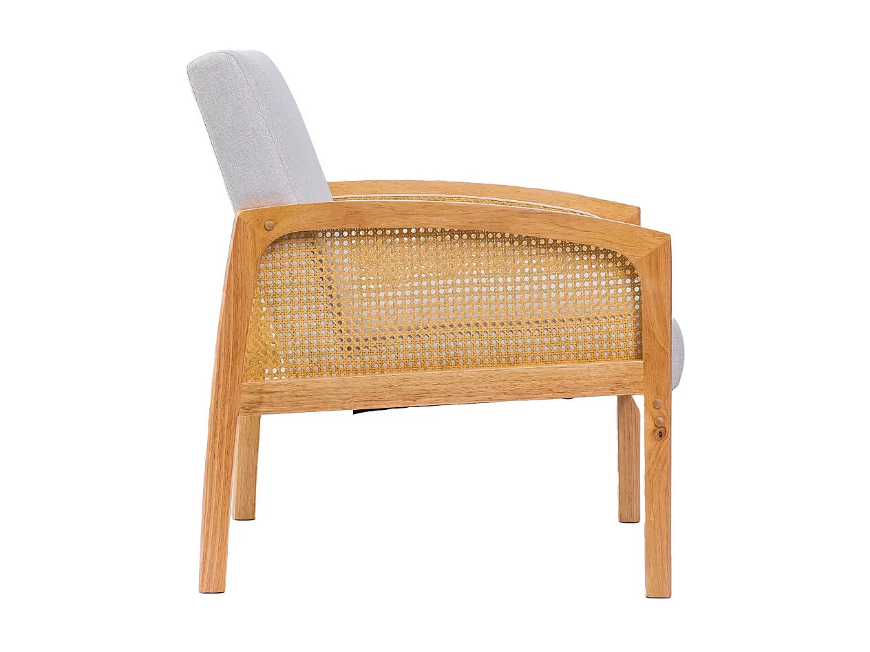 Butaca de de tela en color blanco y estructura de madera y ratán en color beige Cien