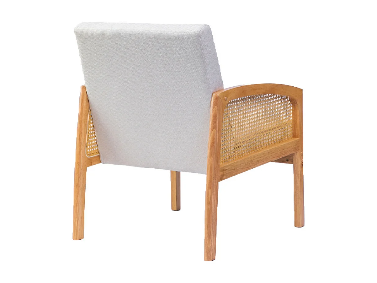 Butaca de de tela en color blanco y estructura de madera y ratán en color beige Cien