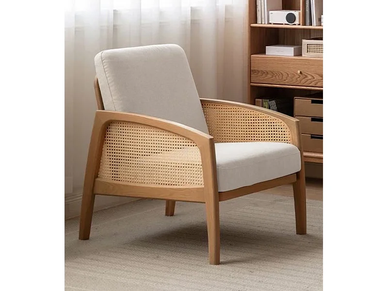 Butaca de de tela en color blanco y estructura de madera y ratán en color beige Cien