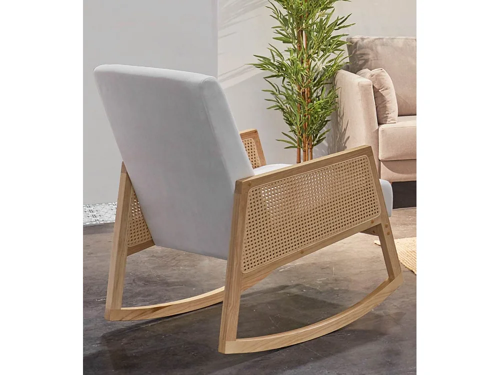 Butaca mecedora de 98x82x65 cm de estilo boho con estructura de madera y ratán Sofia