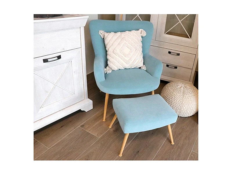 Butaca y pouf de 89x69x70 cm y 35x37x45,5 cm de tela en azul cielo y patas de metal India