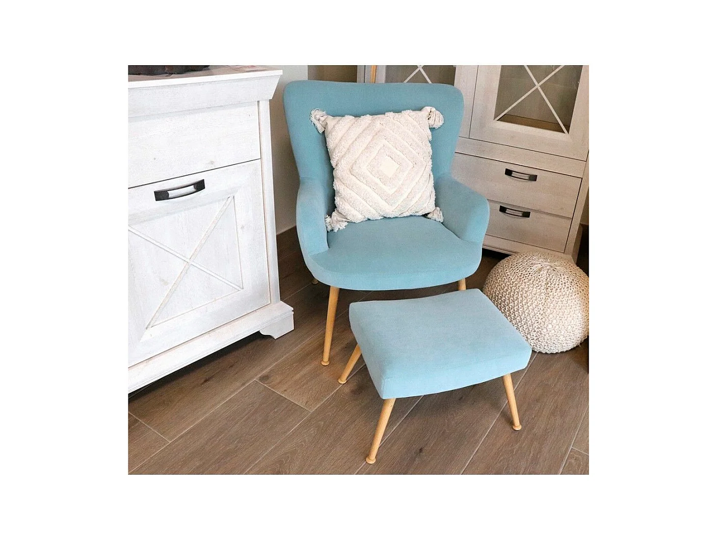 Butaca y pouf de 89x69x70 cm y 35x37x45,5 cm de tela en azul cielo y patas de metal India