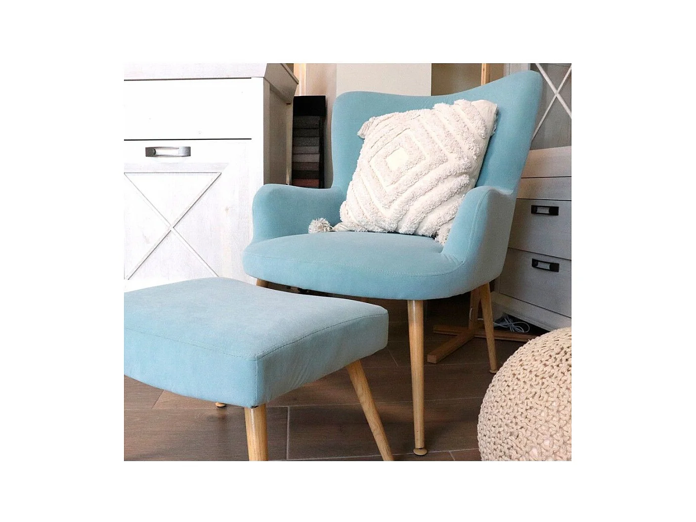 Butaca y pouf de 89x69x70 cm y 35x37x45,5 cm de tela en azul cielo y patas de metal India