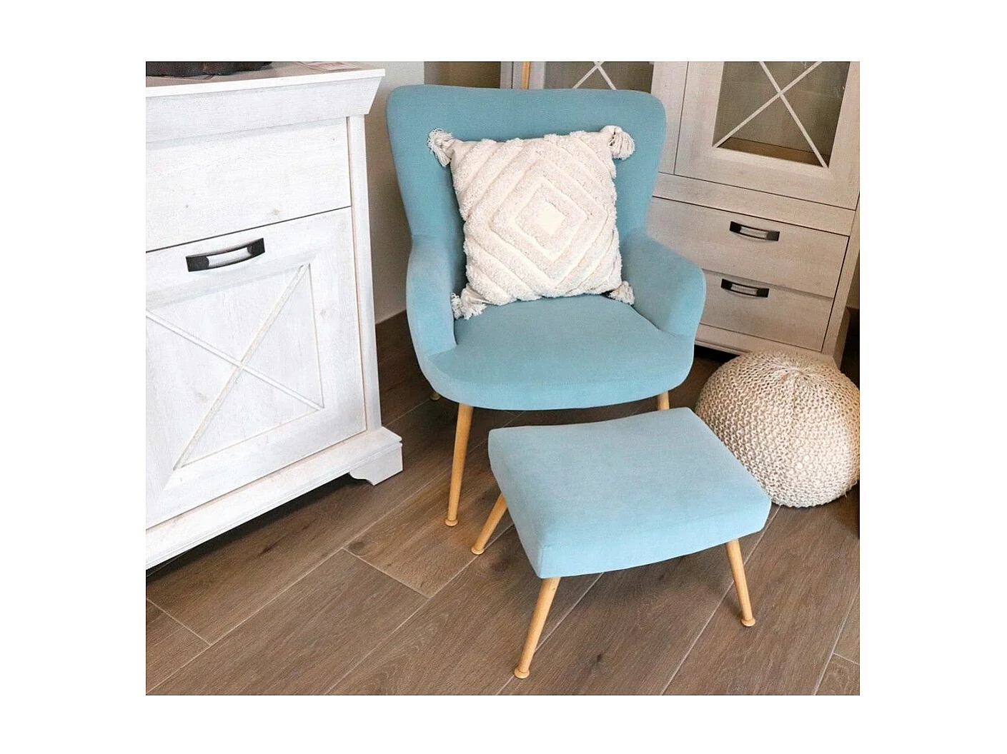 Butaca y pouf de 89x69x70 cm y 35x37x45,5 cm de tela en azul cielo y patas de metal India