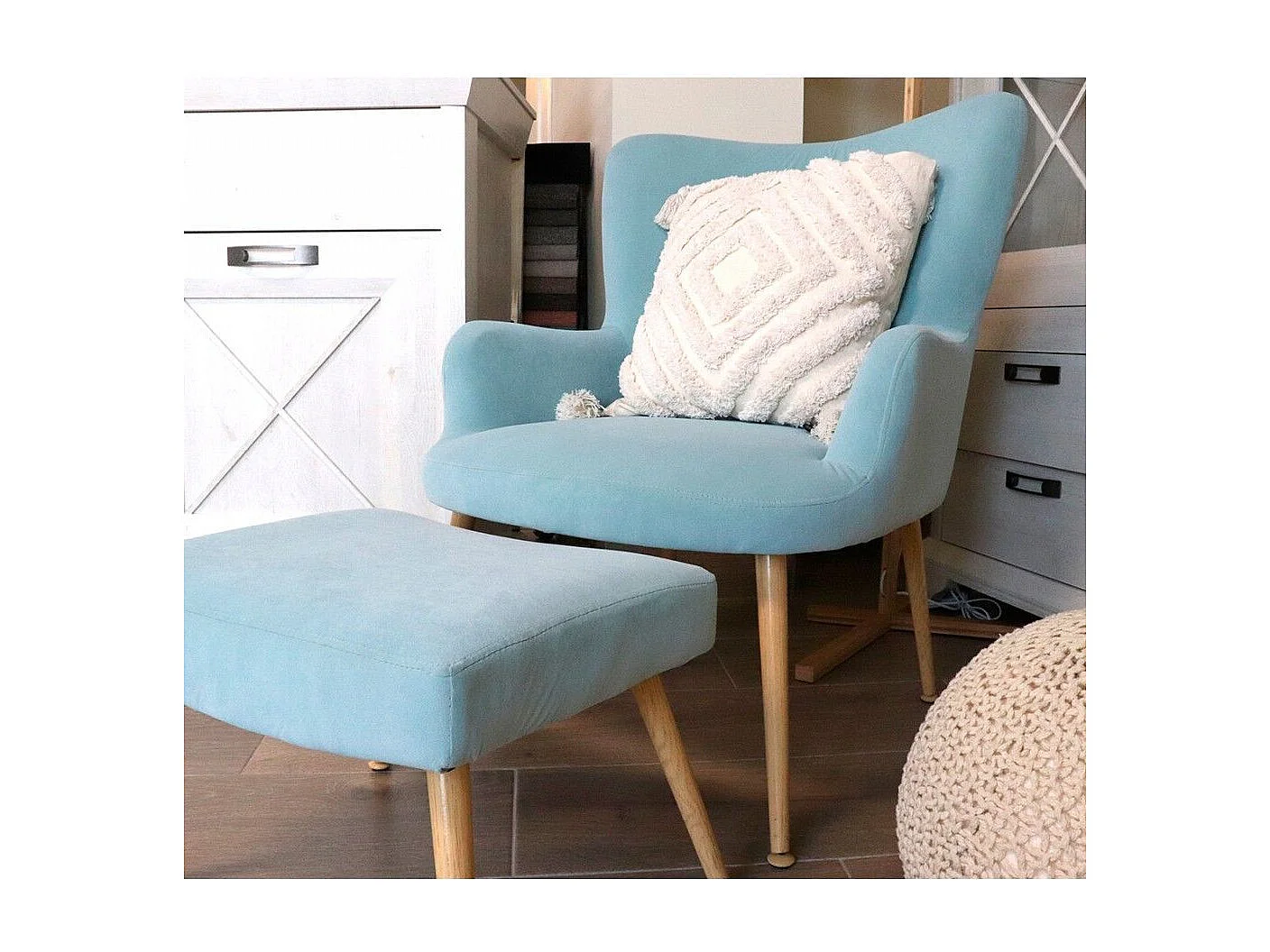 Butaca y pouf de 89x69x70 cm y 35x37x45,5 cm de tela en azul cielo y patas de metal India