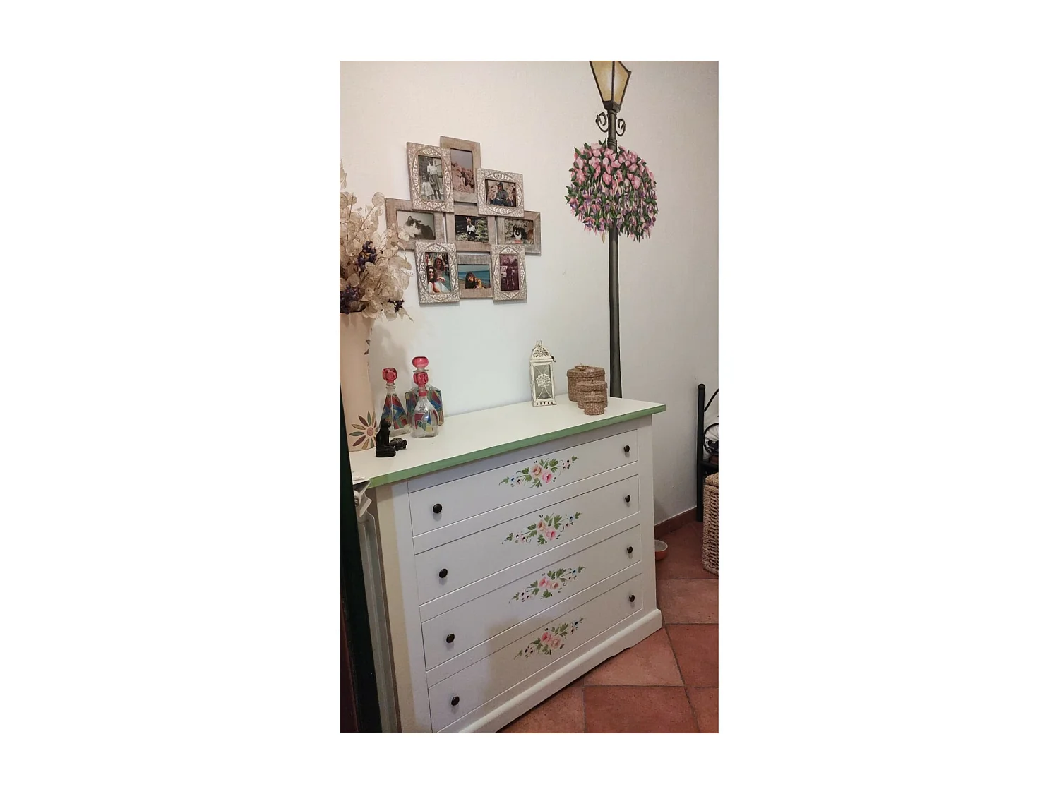 MOBILI 2G - Cassettiera 4 cassetti legno shabby bianco decori 115x50X90 (498)