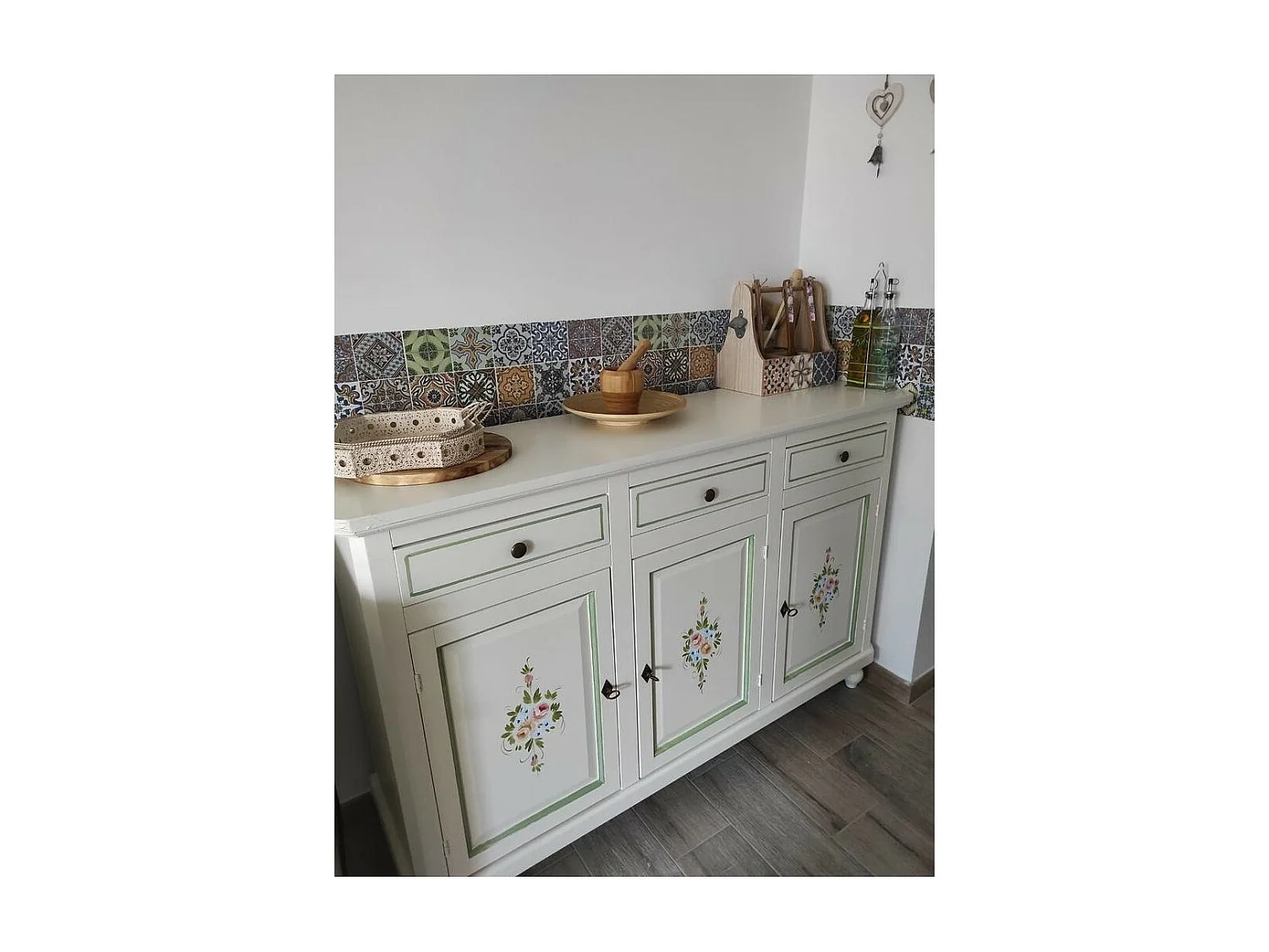 MOBILI 2G - MADIA CREDENZA 3 ANTE NAPOLETANA BIANCO CON DECORI E PROFILI VERDI L.150 P.43 H.98 (493)