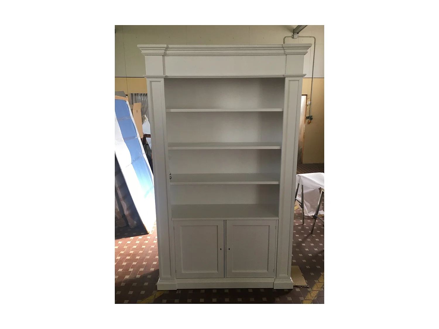 MOBILI2G - Libreria classica 2 porte in legno bianca 140x40x220 (1457)