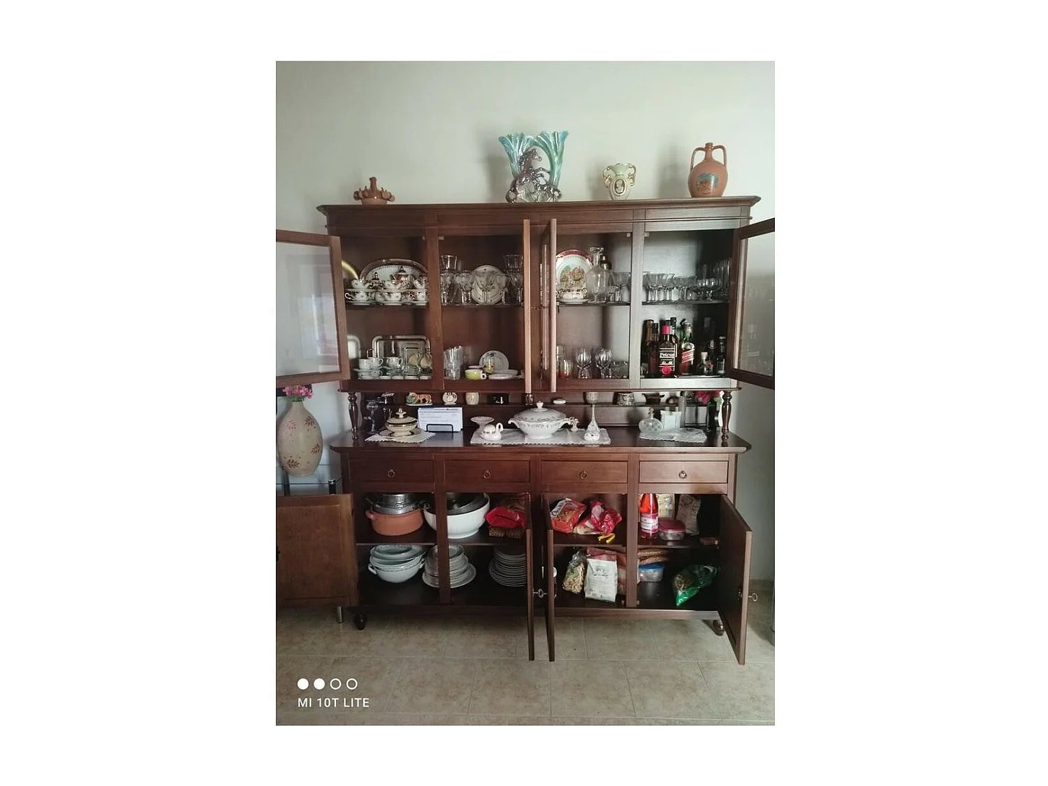 MOBILI 2G - CRISTALLIERA ARTE POVERA 4 PORTE IN LEGNO TINTA NOCE 196X43X208 (508)