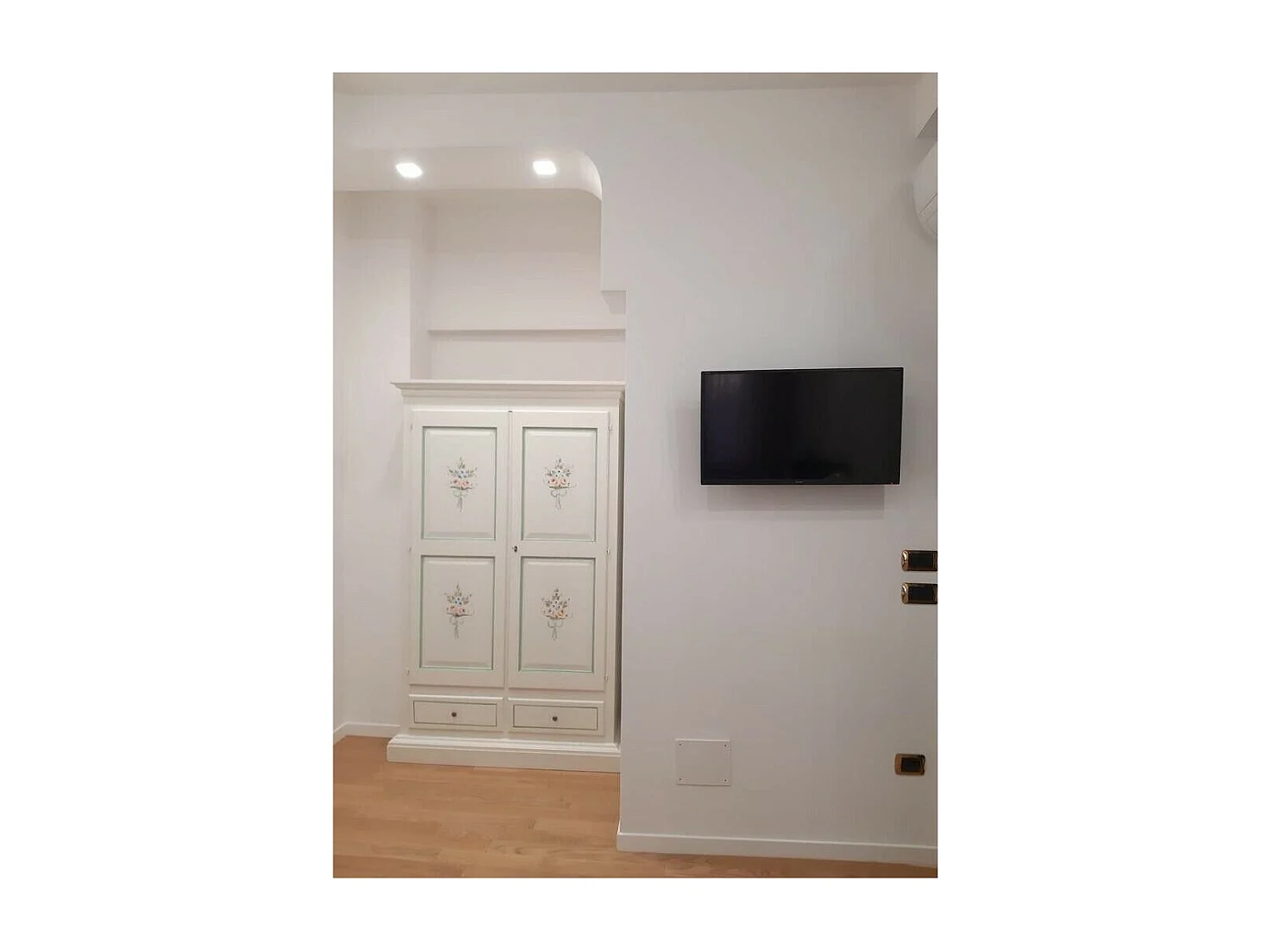 MOBILI 2G -  ARMADIO ARTE POVERA 2 PORTE LEGNO BIANCO DECORATO 125X61X200 (504)