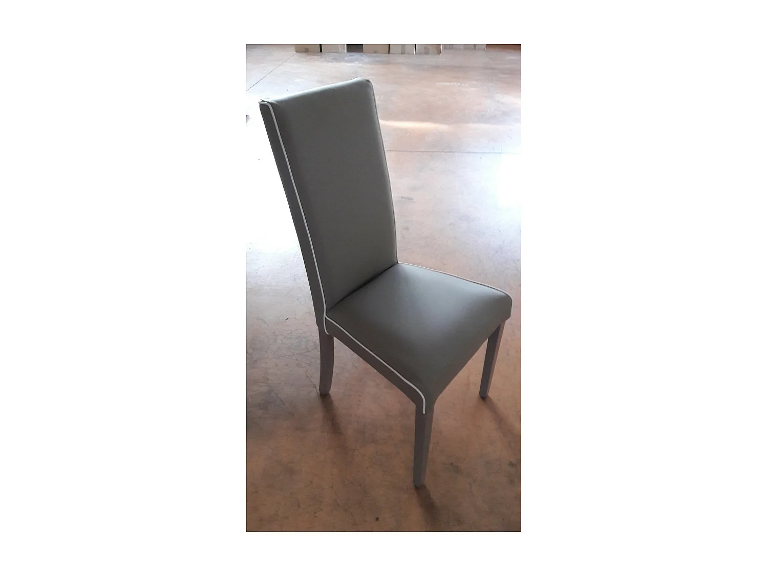 MOBILI 2G -Set 2 Sedie imbottite tortora ecopelle filo bianco (6041)