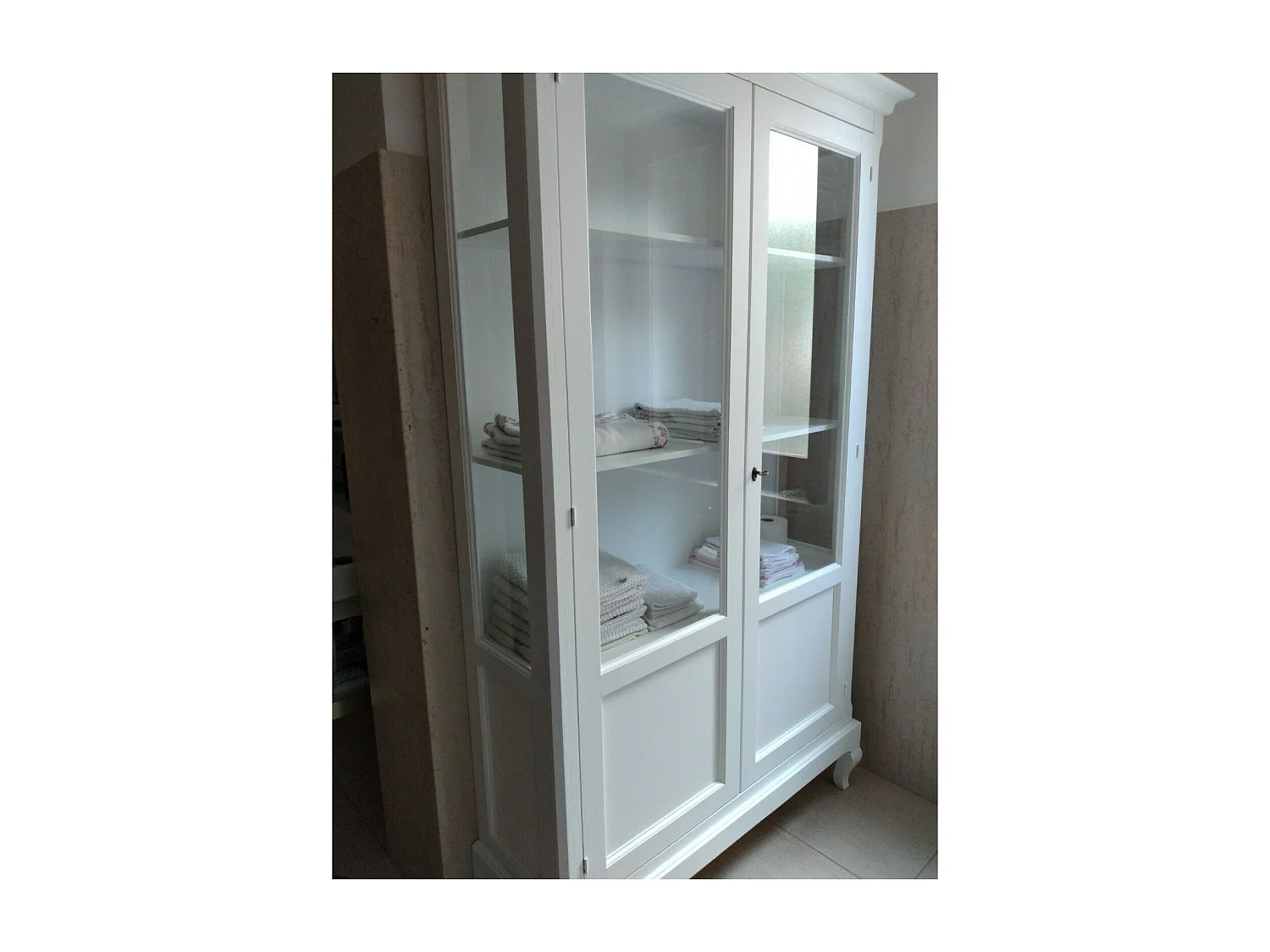 MOBILI 2G - VETRINA ARTE POVERA 2 ANTE IN LEGNO BIANCO L.126 P.44 H.207 (1423)