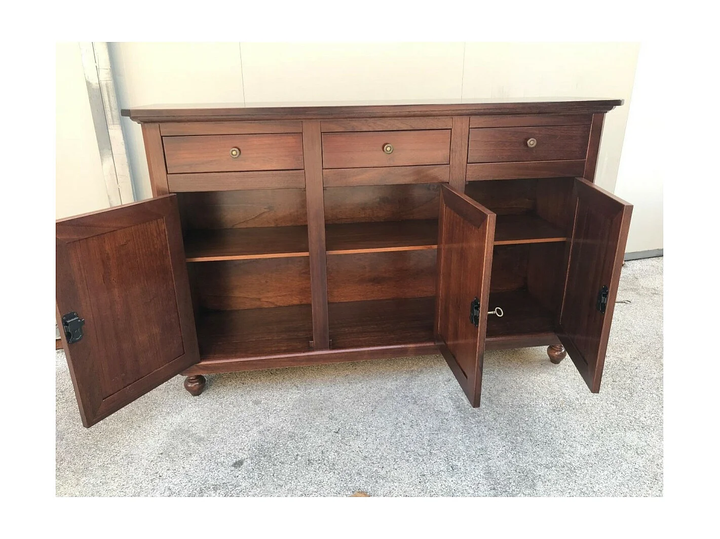 MOBILI 2G - Madia credenza napoletana in legno 3 ante tinta noce 150x43x98 (506)