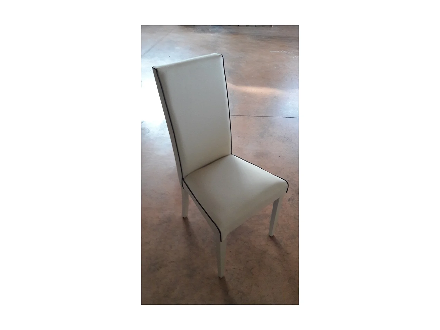 MOBILI 2G - Set 2 Sedie imbottite avorio in ecopelle filo marrone (6098)