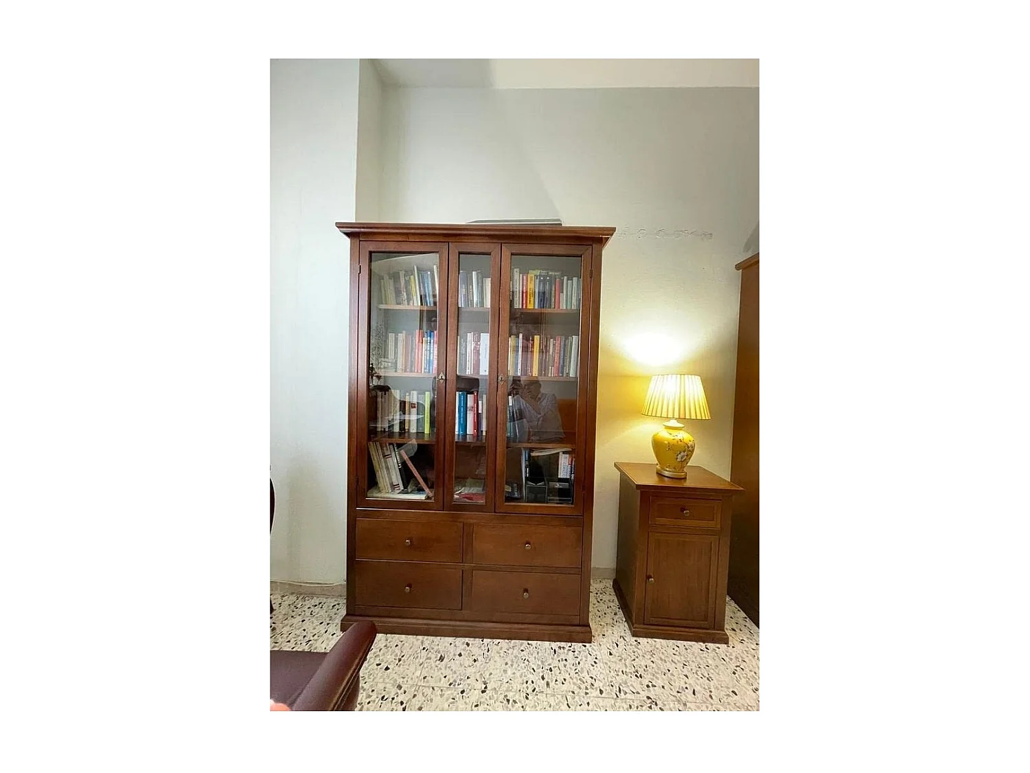 MOBILI 2G - VETRINA 2 PORTE 4 CASSETTI ARTE POVERA LEGNO TINTA NOCE 119X40X185 (389)