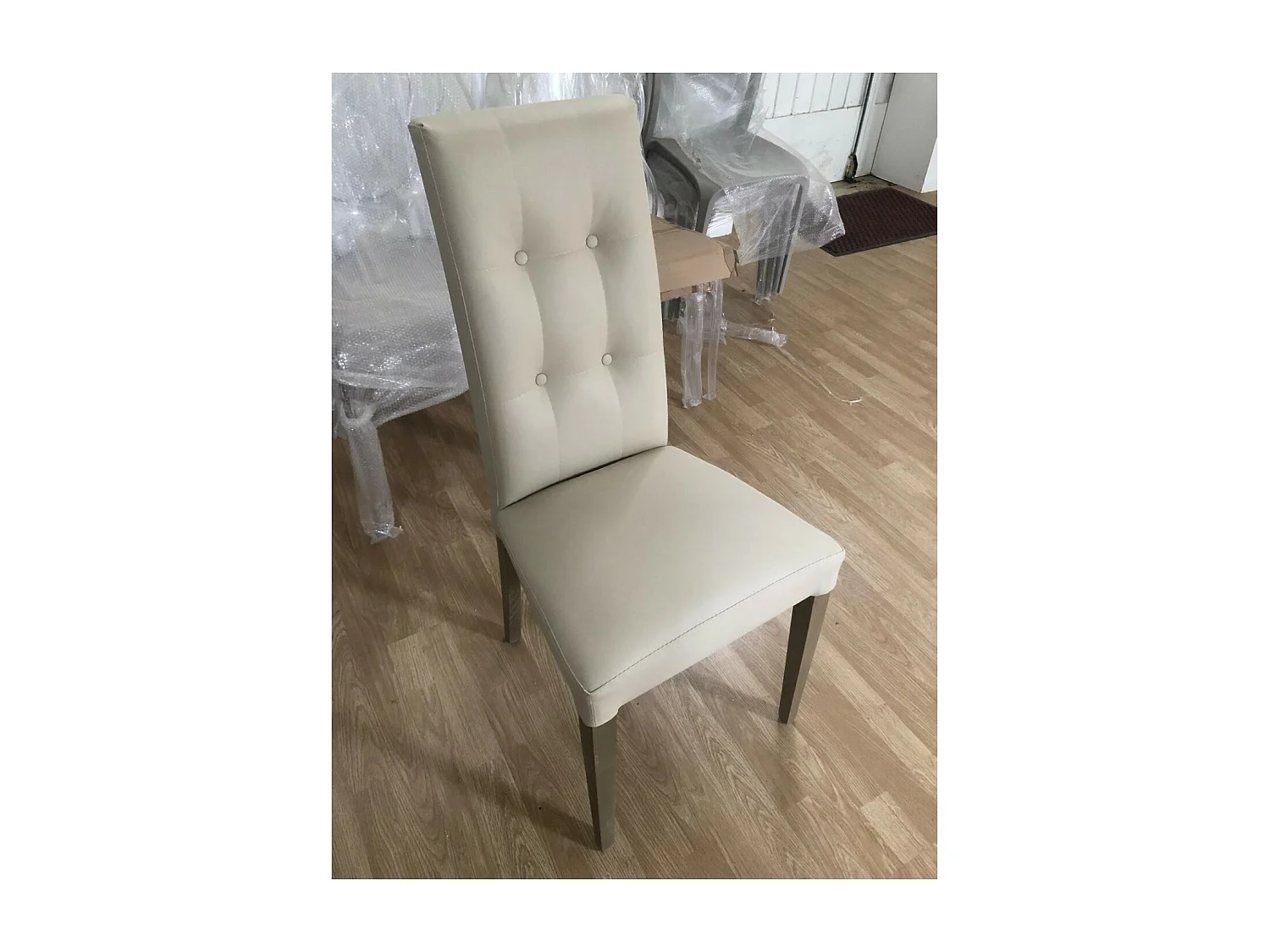 MOBILI 2G - SET 2 SEDIE MODERNE IN ECOPELLE 4 BOTTONI BEIGE (677)