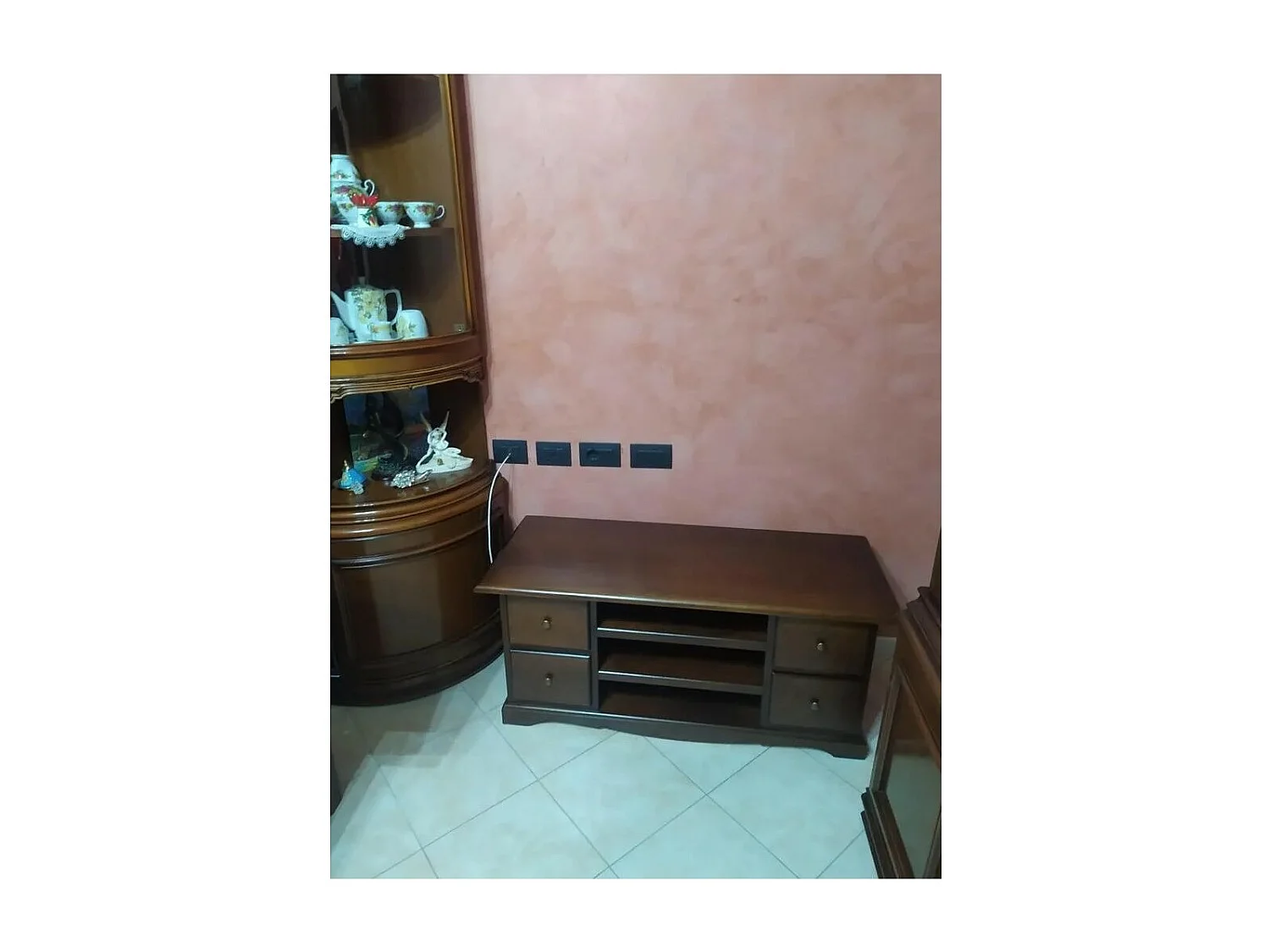 MOBILI 2G - PORTA TV IN LEGNO ARTE POVERA TINTA NOCE L.117 P.49 H.53 (536)