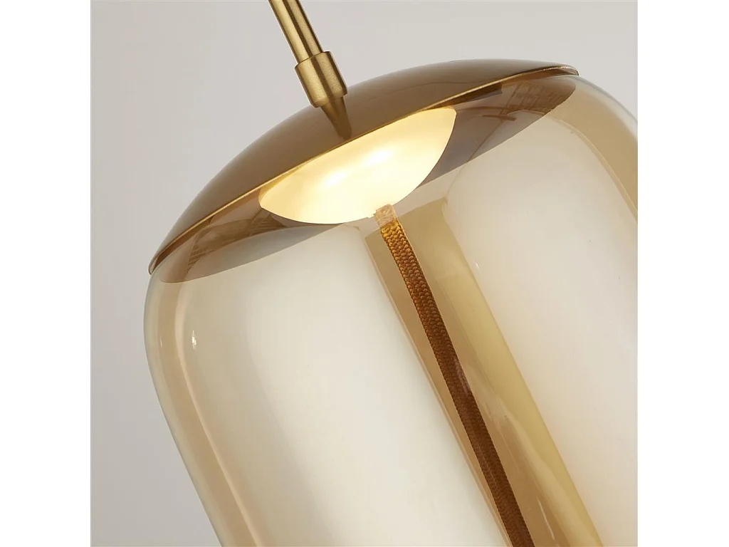 Searchlicht Lisbon 1-flammige LED-Pendelleuchte, satiniertes Messing und bernsteinfarbenes Glas 2700K