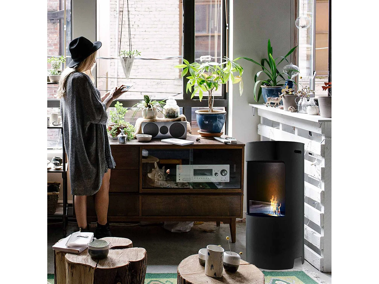 Giulio Cesare - Chimenea de bioetanol de pie con quemador de 1,5L. Chimenea de bioetanol sobre soporte de acero inoxidable y vidrio templado. Color negro. Ø40x80 cm