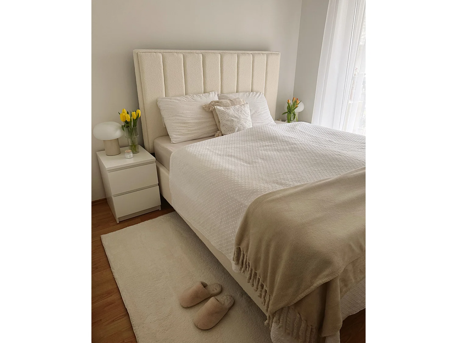 Lit ottoman Bouclé SEZANNE 160 x 200 cm Blanc cassé