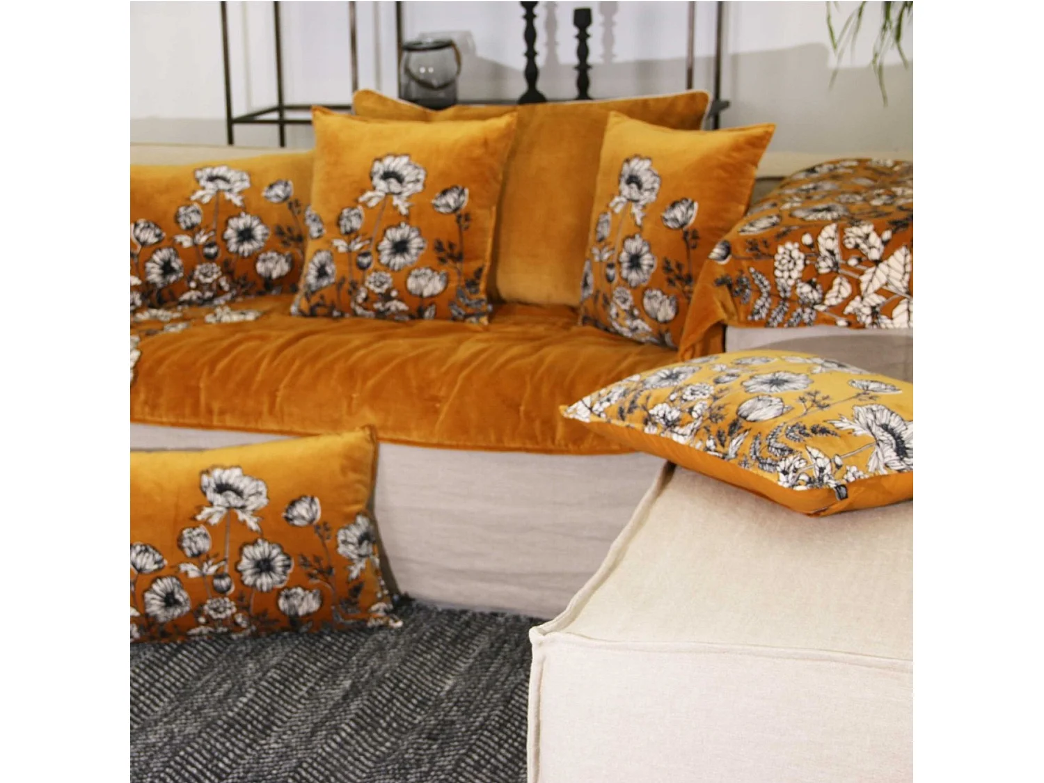 Coussin en velours fleuri