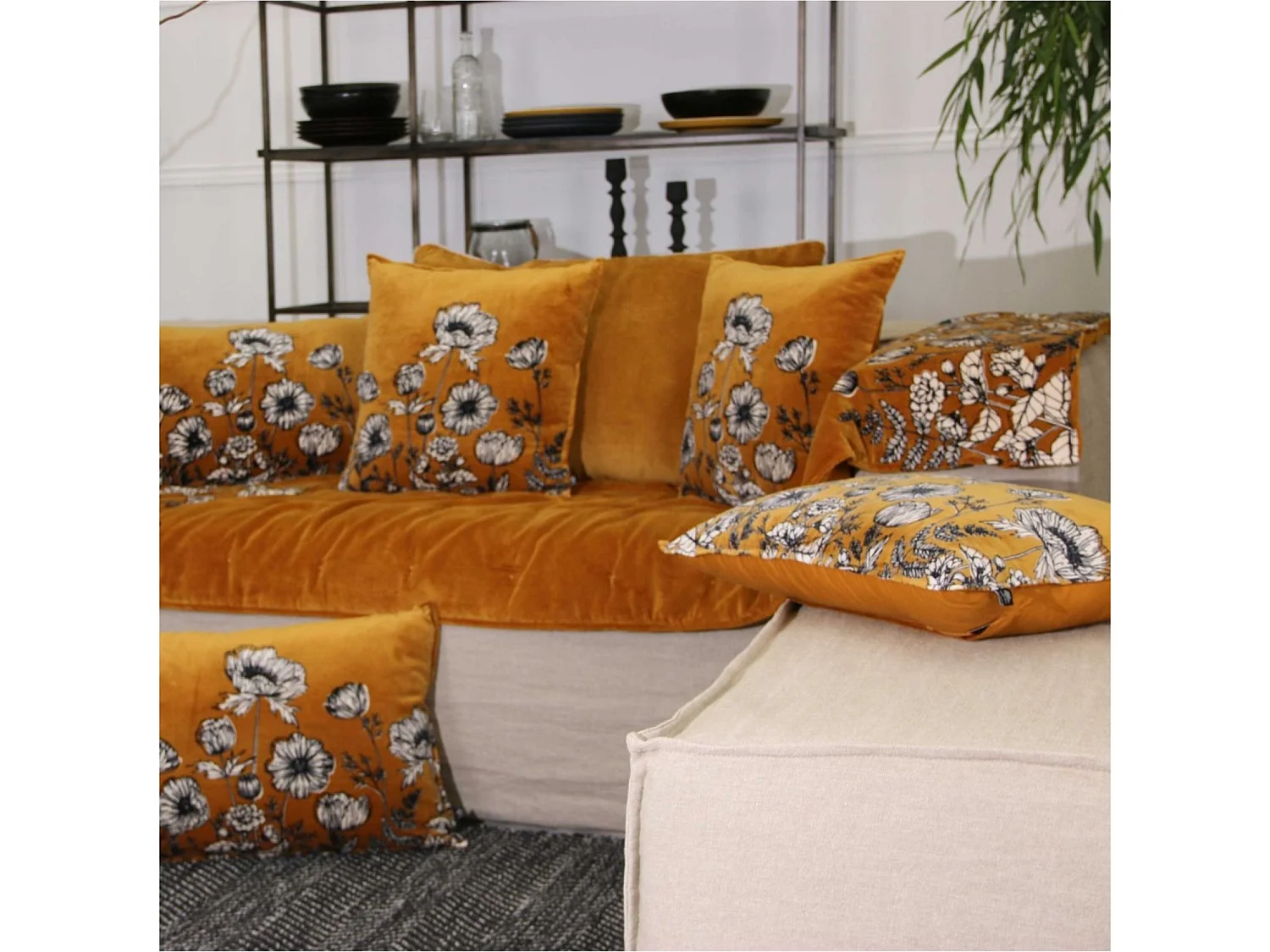 Coussin en velours fleuri