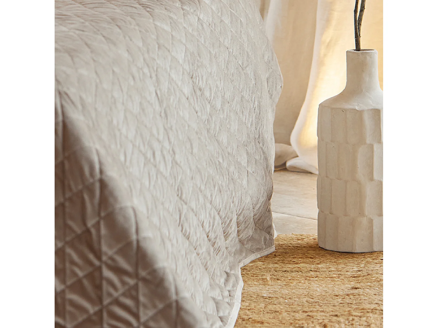 Tagesdecke und Kissenbezüge aus gestepptem Samt