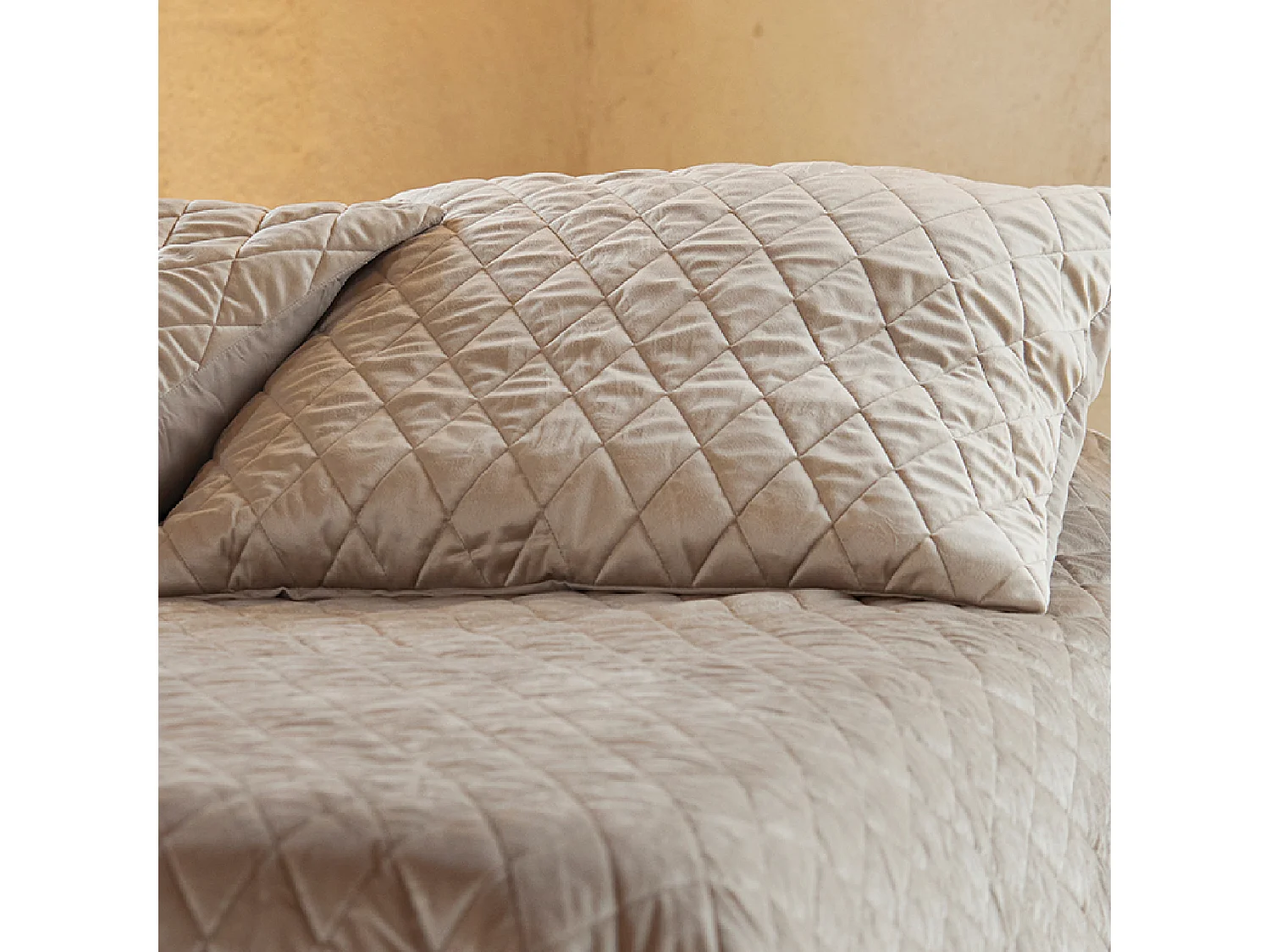 Tagesdecke und Kissenbezüge aus gestepptem Samt