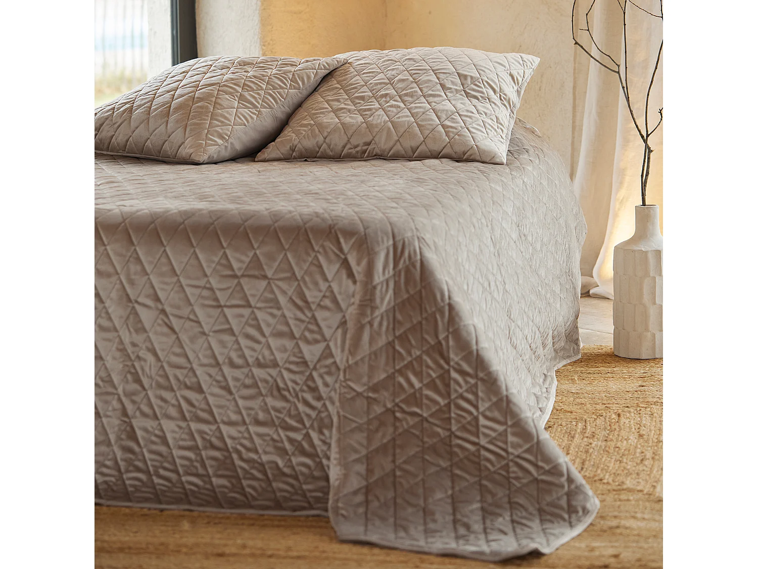 Tagesdecke und Kissenbezüge aus gestepptem Samt