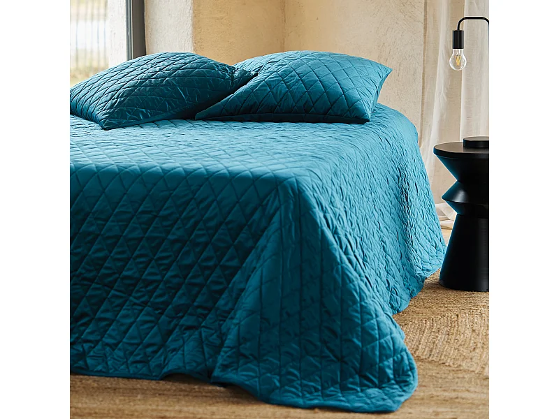 Tagesdecke und Kissenbezüge aus gestepptem Samt