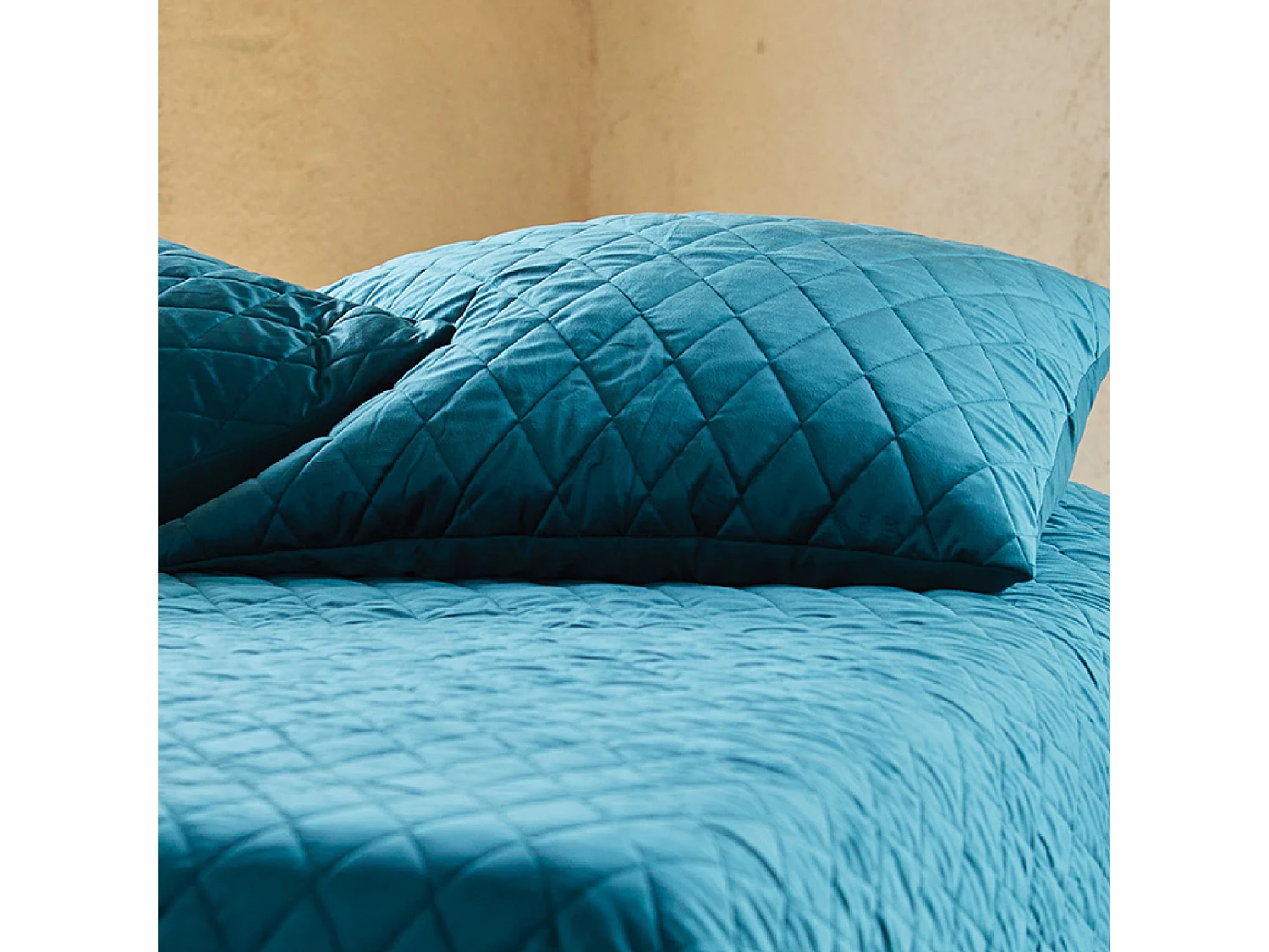 Tagesdecke und Kissenbezüge aus gestepptem Samt