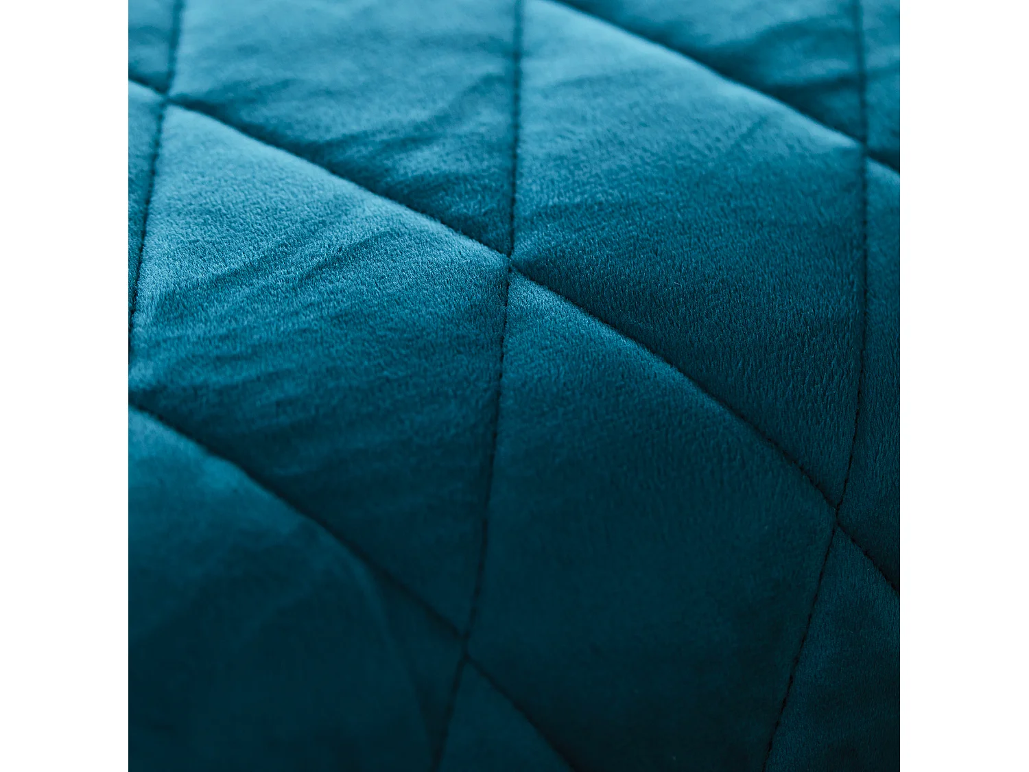 Tagesdecke und Kissenbezüge aus gestepptem Samt