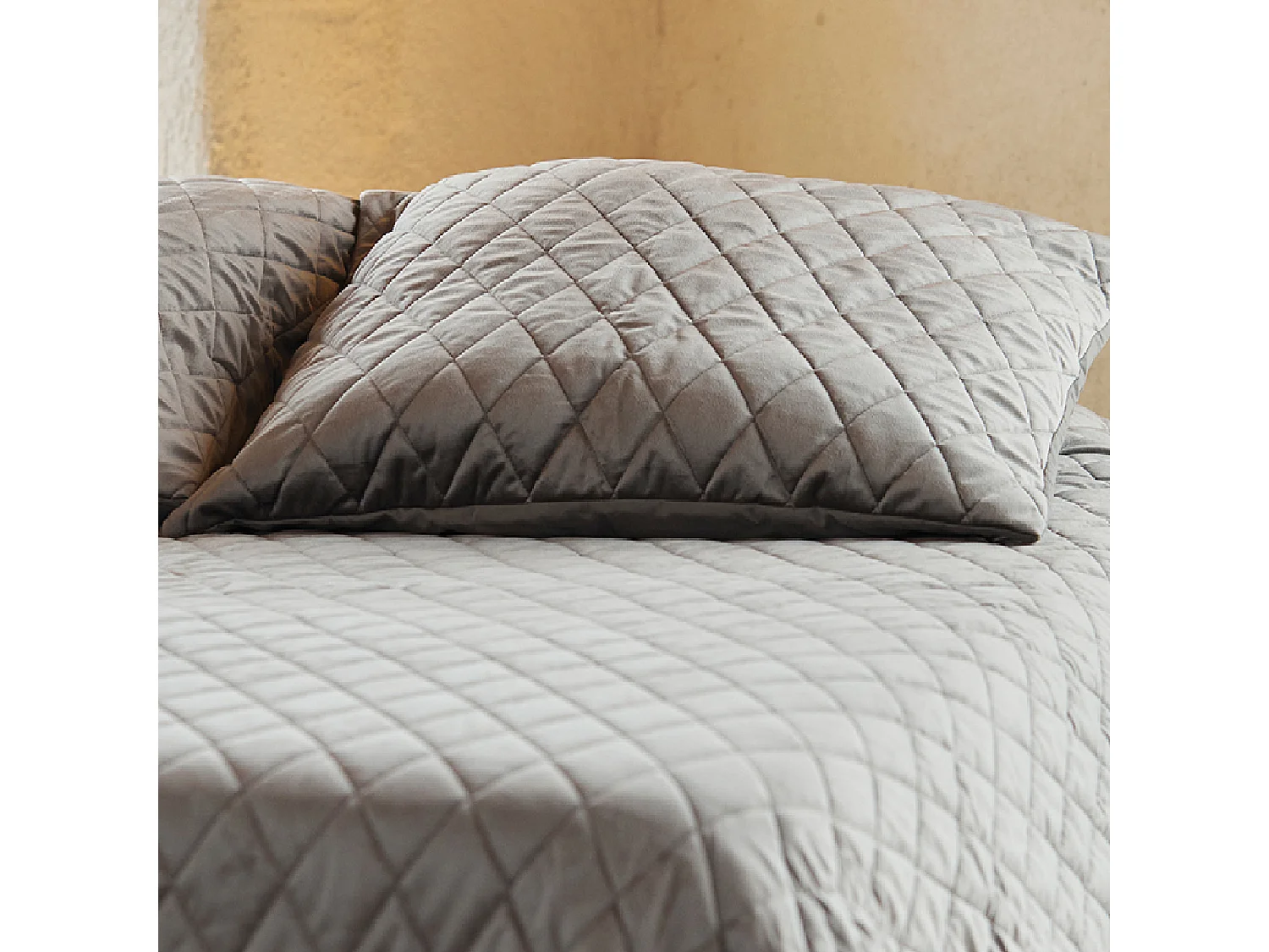 Tagesdecke und Kissenbezüge aus gestepptem Samt