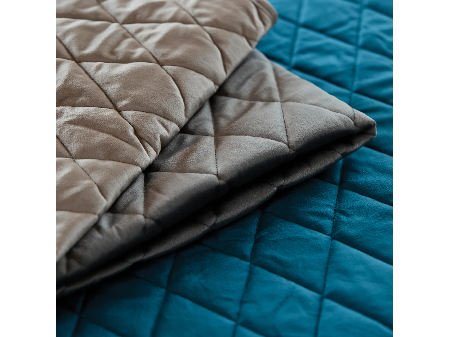 Tagesdecke und Kissenbezüge aus gestepptem Samt