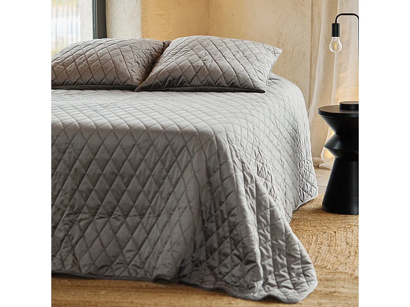 Tagesdecke und Kissenbezüge aus gestepptem Samt