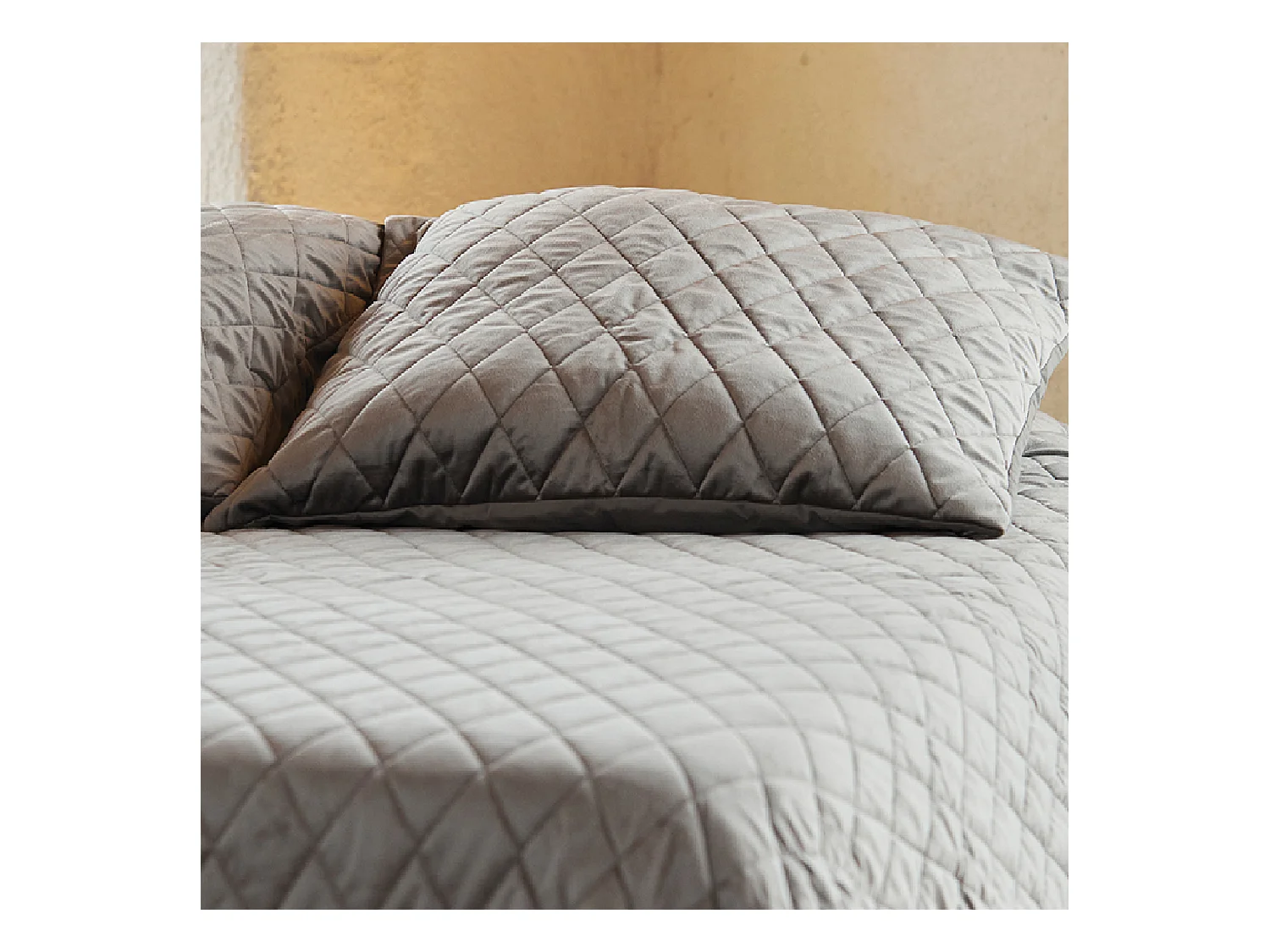 Tagesdecke und Kissenbezüge aus gestepptem Samt