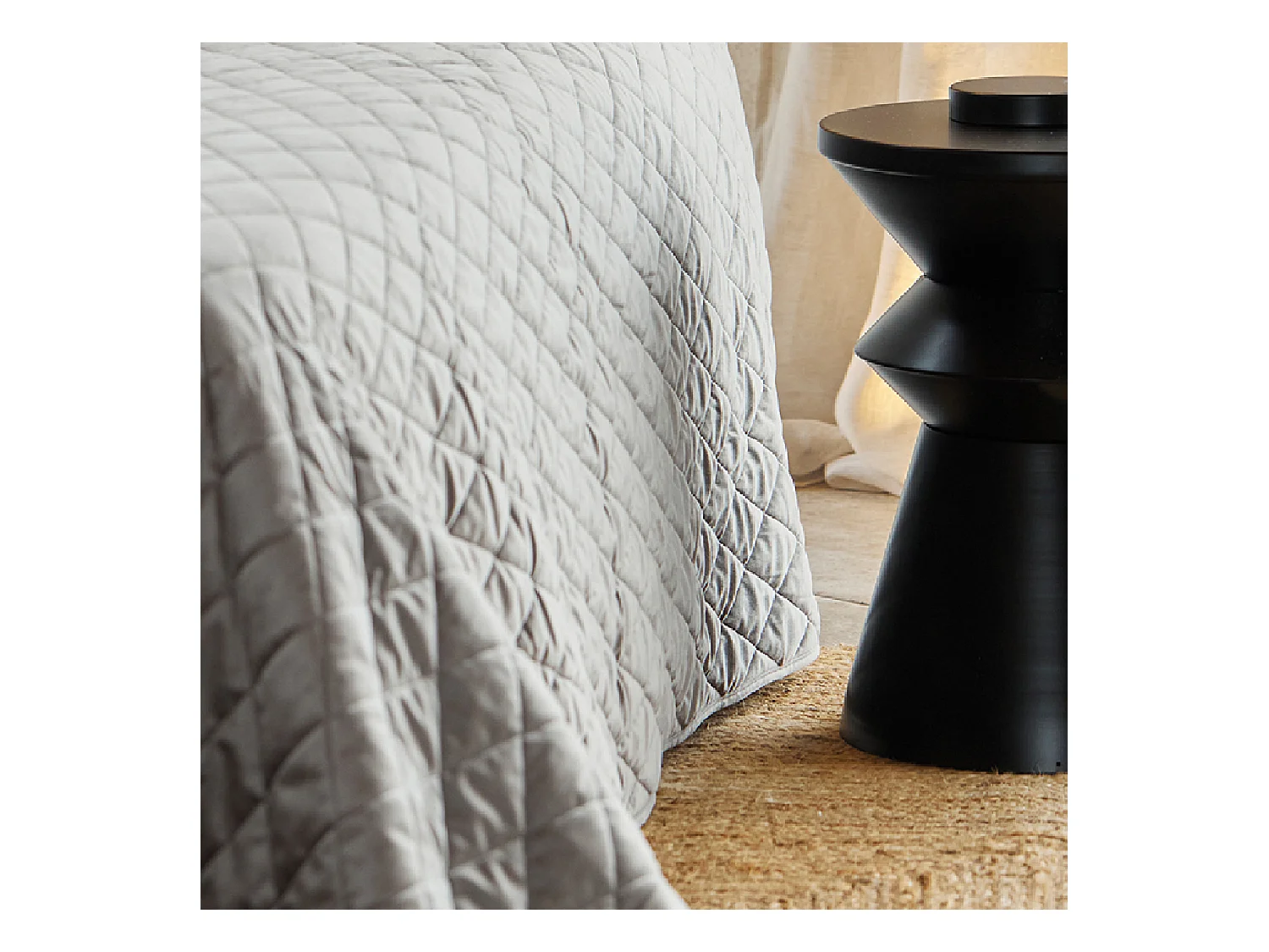 Tagesdecke und Kissenbezüge aus gestepptem Samt