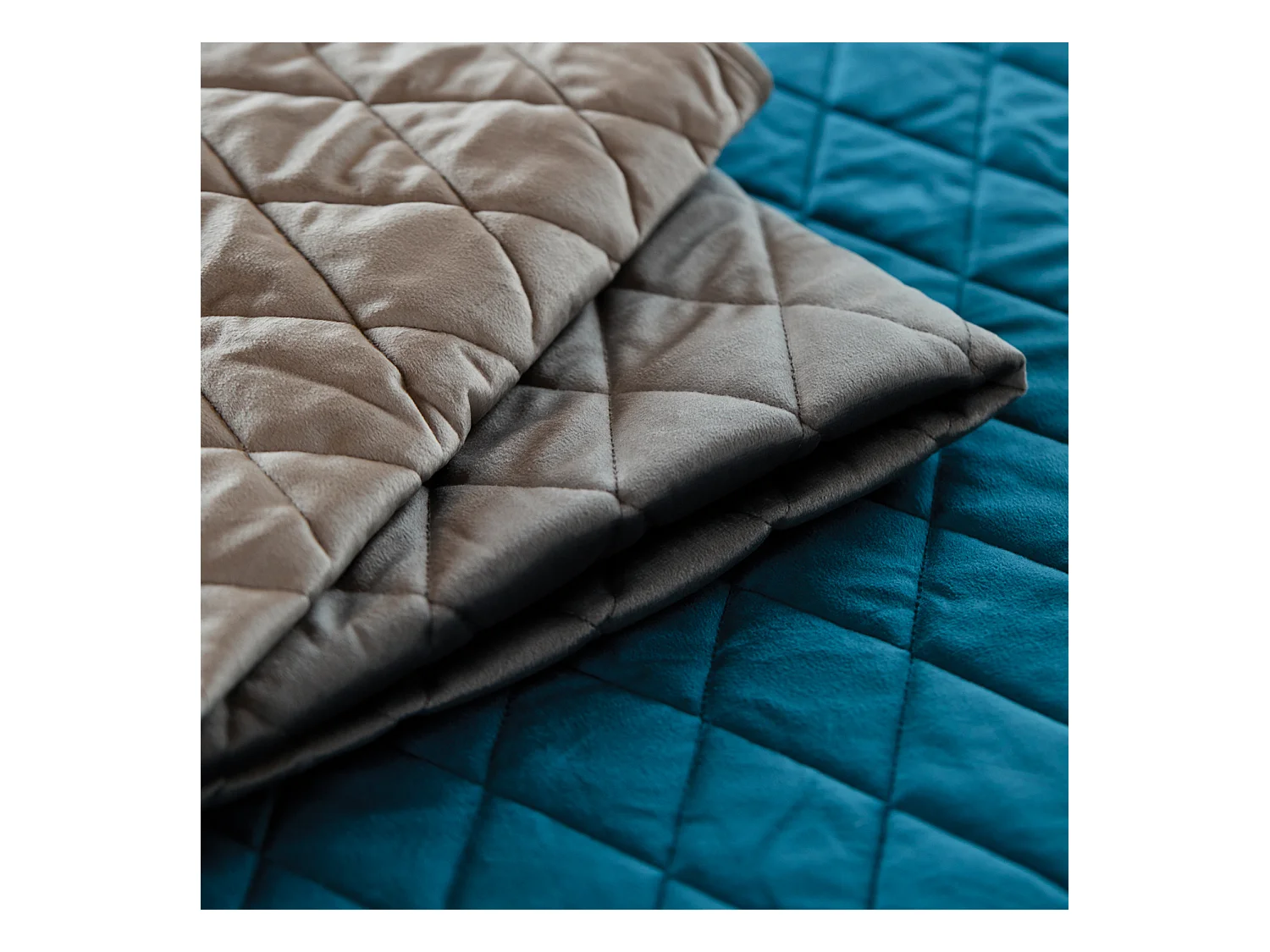 Tagesdecke und Kissenbezüge aus gestepptem Samt