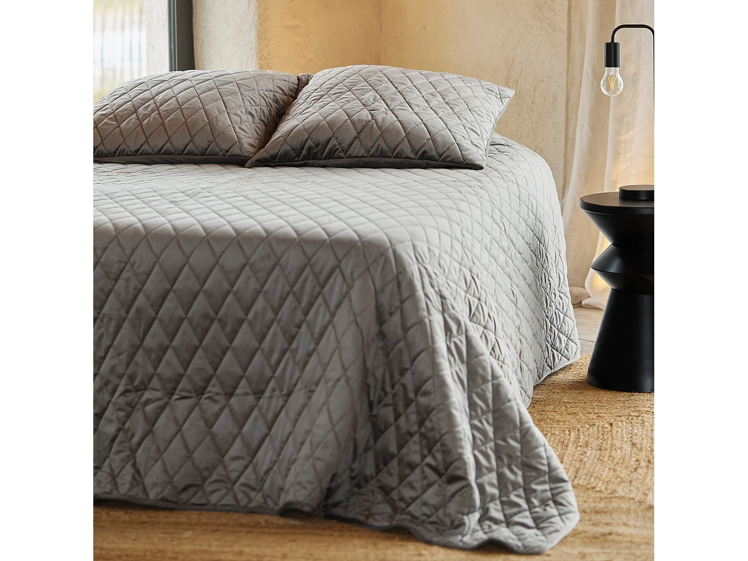 Tagesdecke und Kissenbezüge aus gestepptem Samt