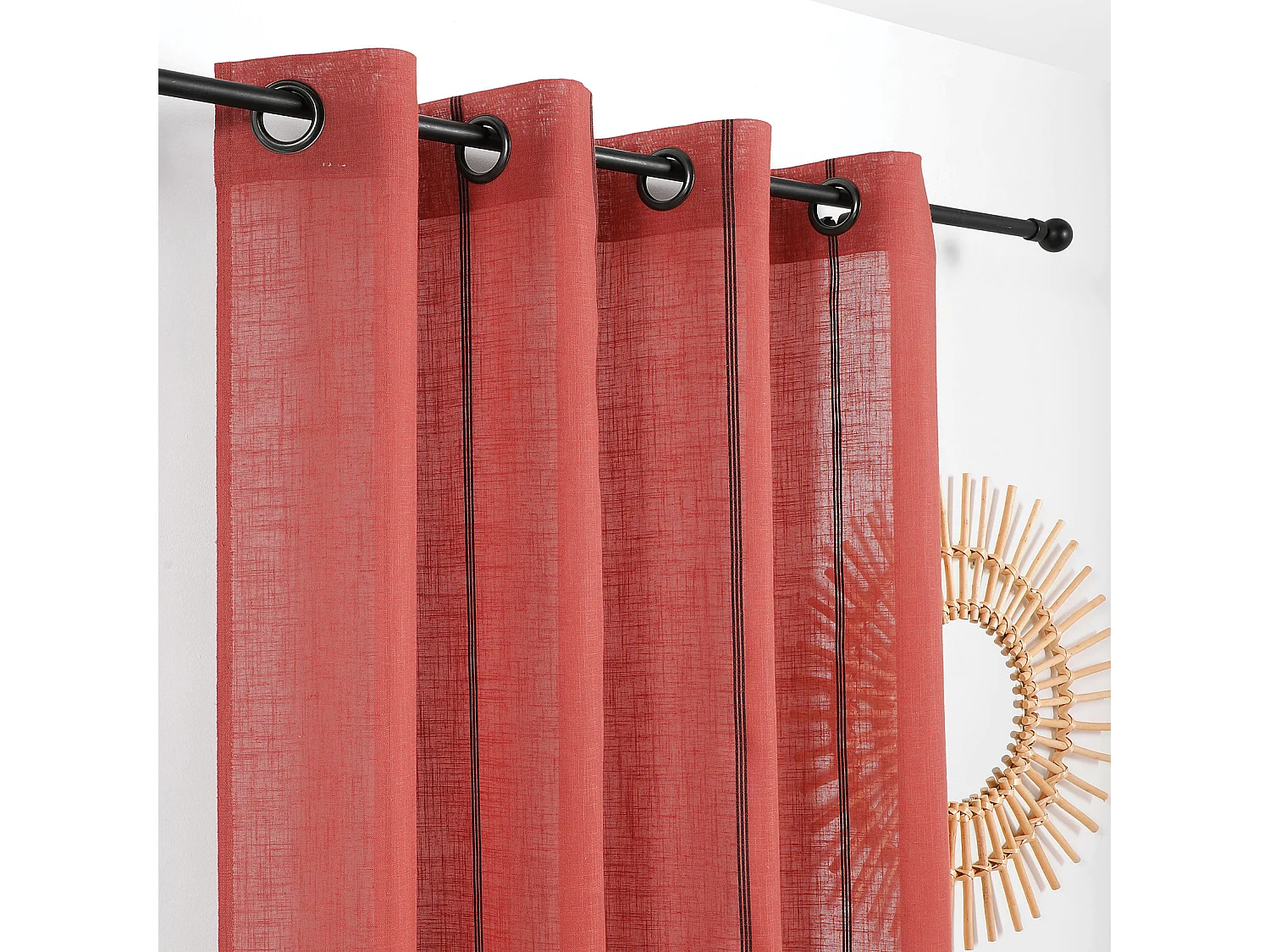 Voilage aux fines rayures noires